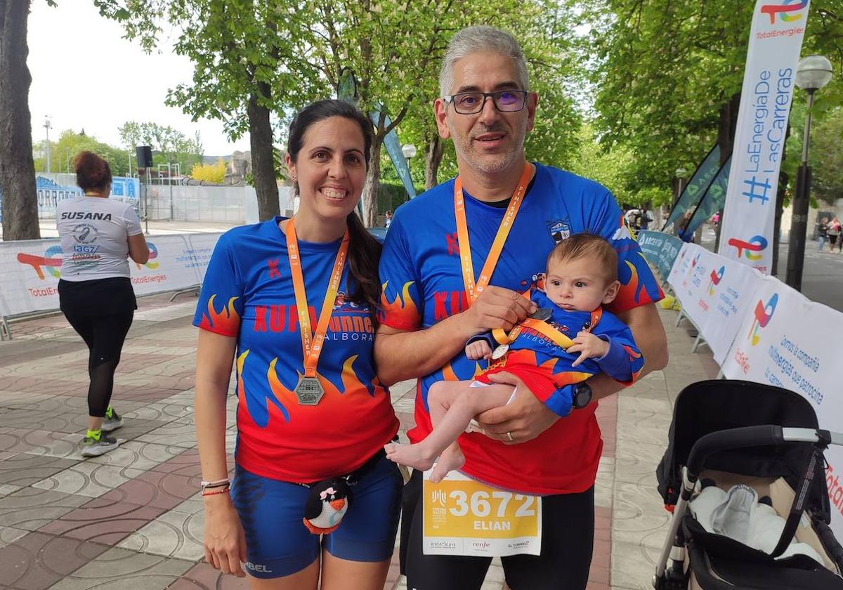 Javi y Cristina, orgullosos padres del jovencísimo Elian. Todos con sus medallas.