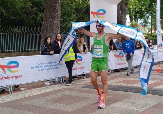 Javi Pérez a su llegada a meta.