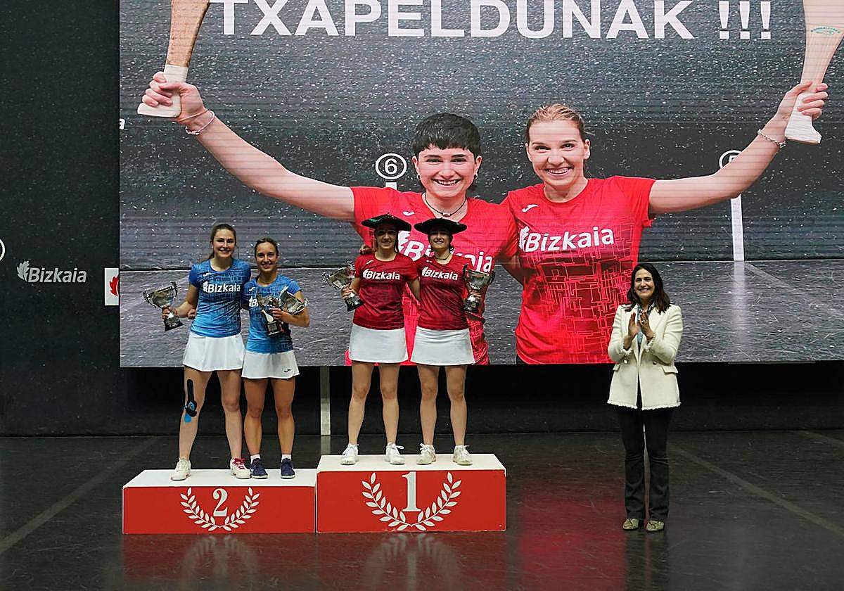 Irazustabarrena y Galdós vencen el torneo Bizkaia de paleta cuero femenina
