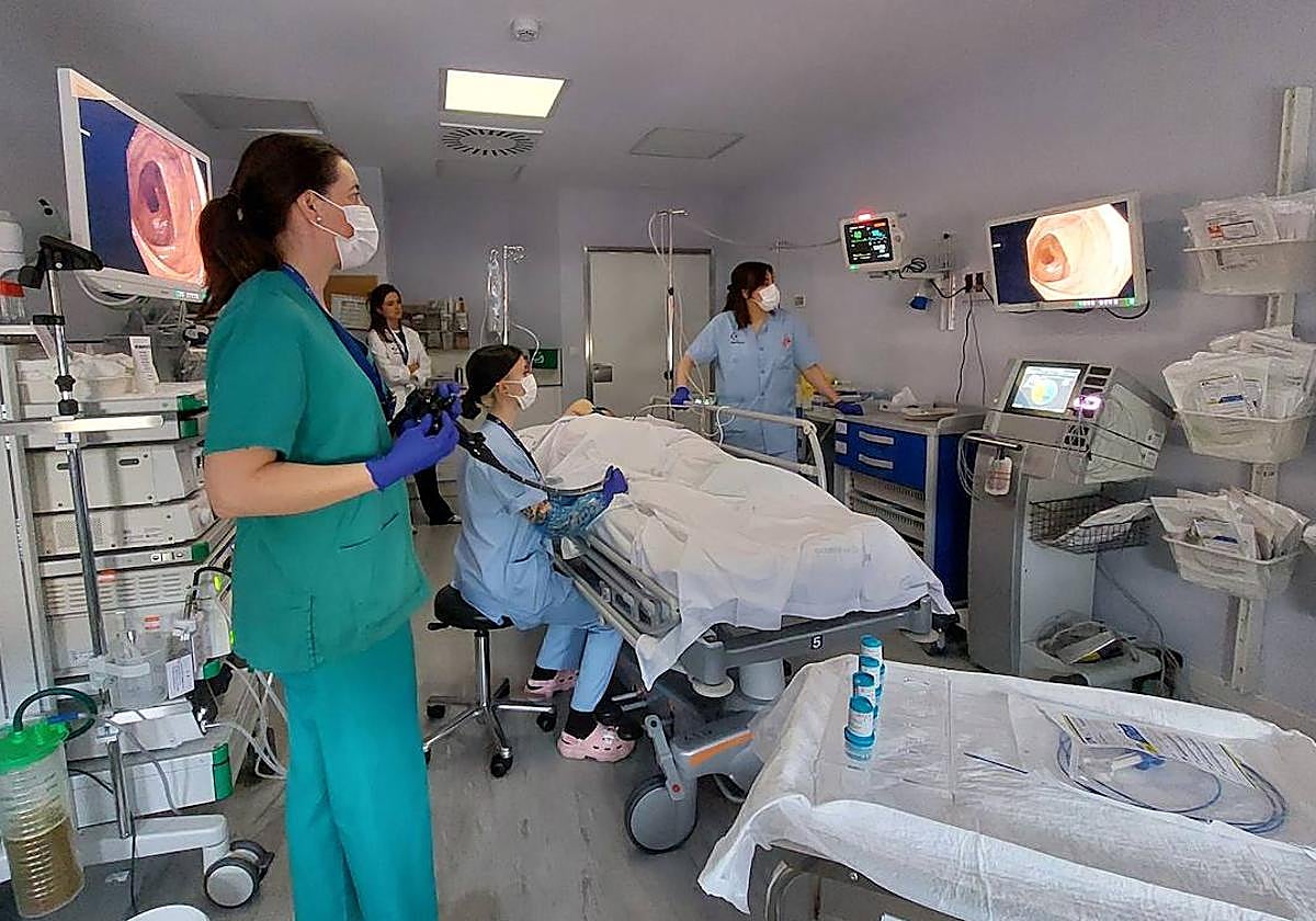 Personal de la unidad de Endoscopia Digestiva del hospital de San Eloy en el transcurso de una colonoscopia a una joven paciente.