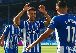 Ander Guevara celebra con sus compañeros.