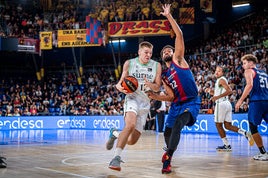 De Ridder, destacado contra el Palencia el domingo en Mirbilla, entra a canasta contra el barça en el Palau.