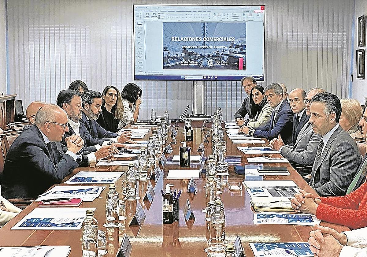 Ramiro González y John Coronado, consejero comercial de EE UU, junto a una treintena de empresarios.
