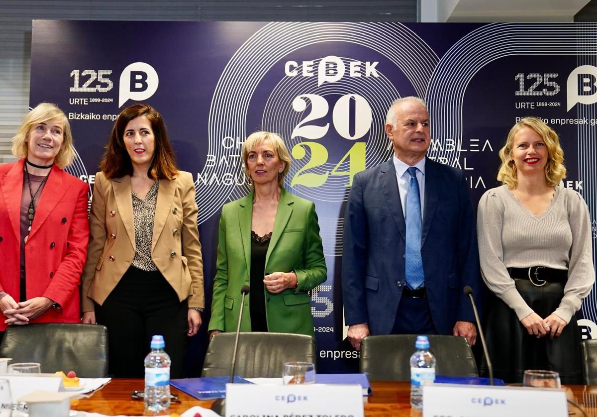 De izquierda a derecha, Begoña San Miguel, María López Negrete, Carolina Pérez Toledo, Francisco Javier Azpiazu y Ángela Fernández, en la comparecencia celebrada por la cúpula directiva de Cebek.