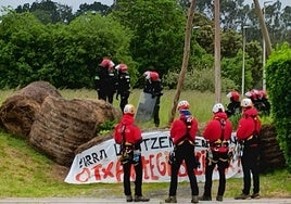 La Etzaintza aguarda en la entrada de la torre Otxantegi en Berango.