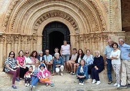 Miembros de la asociación Raíces de Escalada en la iglesia del pueblo.