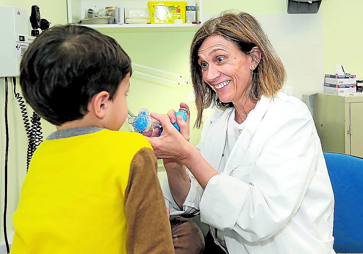 La pediatra Marta Montejo en su consulta del centro de salud de San Vicente, en Barakaldo, con un niño que padece asma.