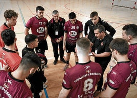 Rubén Martín da instrucciones a su equipo antes del partido contra el Barakaldo.