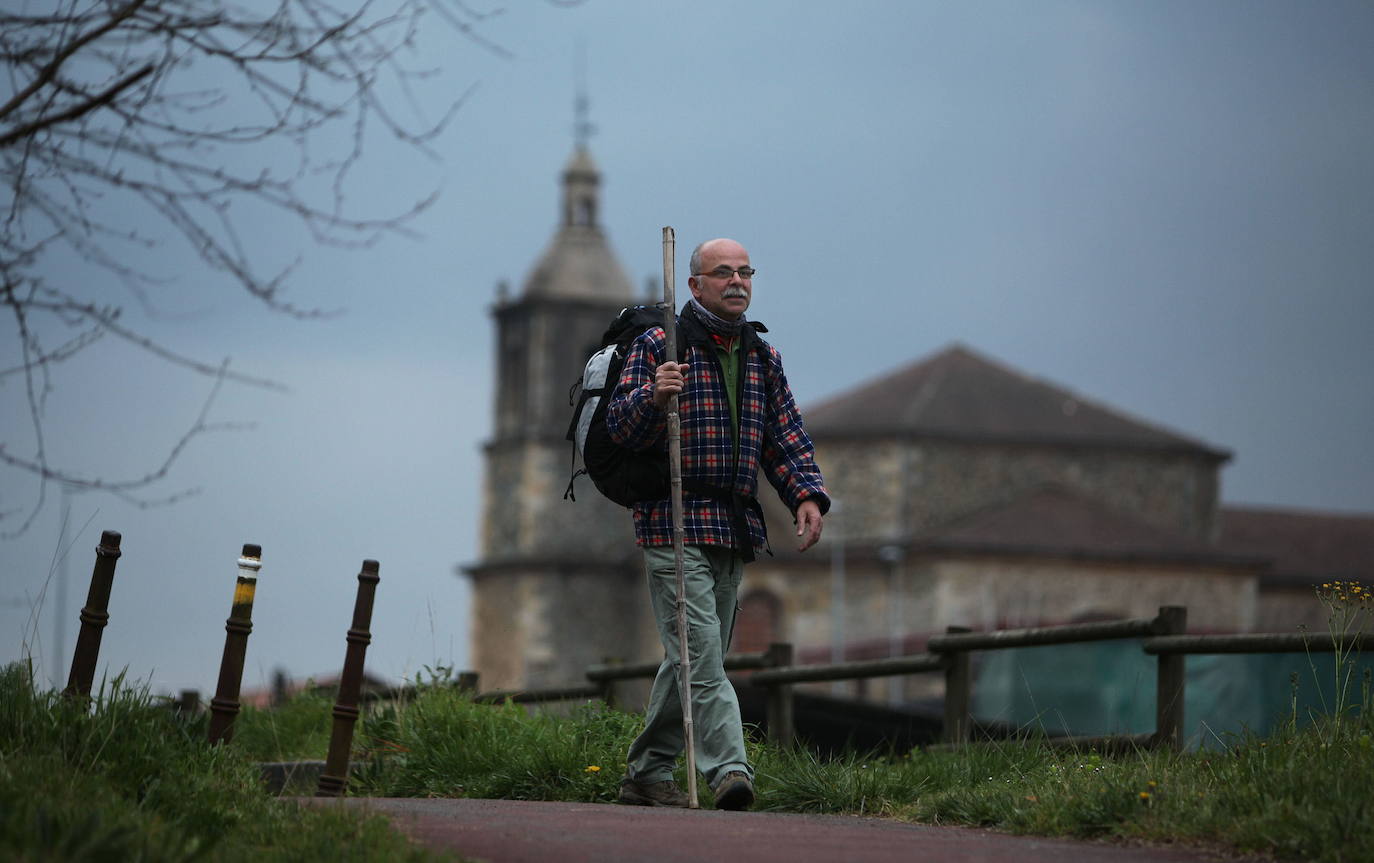 Un peregrino camina por la ruta norte que atraviesa Markina.