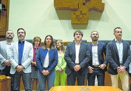 Eneko Andueza, ayer en el Parlamento vasco con el resto de miembros del grupo socialista.