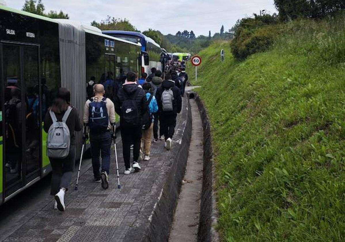 Estudiantes de la UPV han tenido que subir andando hasta el campus este miércoles por la dimensión del atasco.