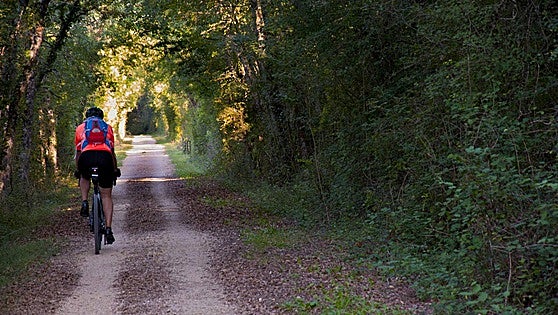 De ruta sobre las vías de viejos trenes