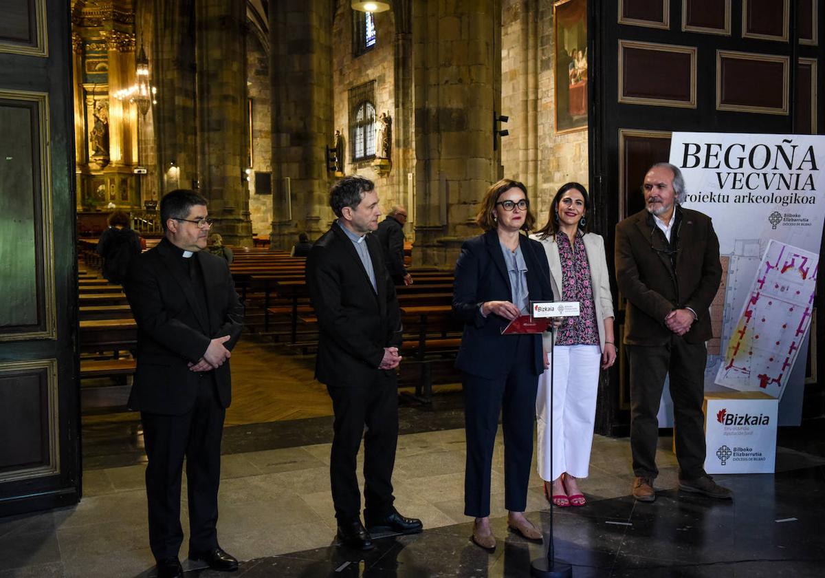 Elixabete Etxanobe, en el centro, con Ignacio Fernández, Joseba Segura, Leixuri Arrizabalaga y Alberto Santana