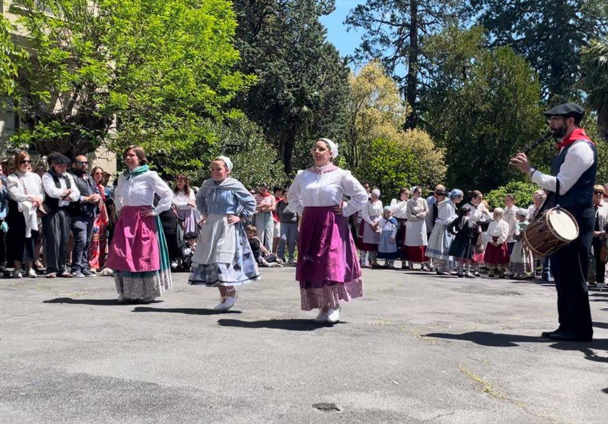 Baile de las 'entradillas de Arrastaria' en el santuario de la Antigua.