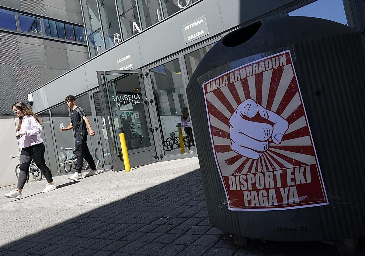 Los trabajadores de los centros cívicos reciben la orden de pago de sus nóminas