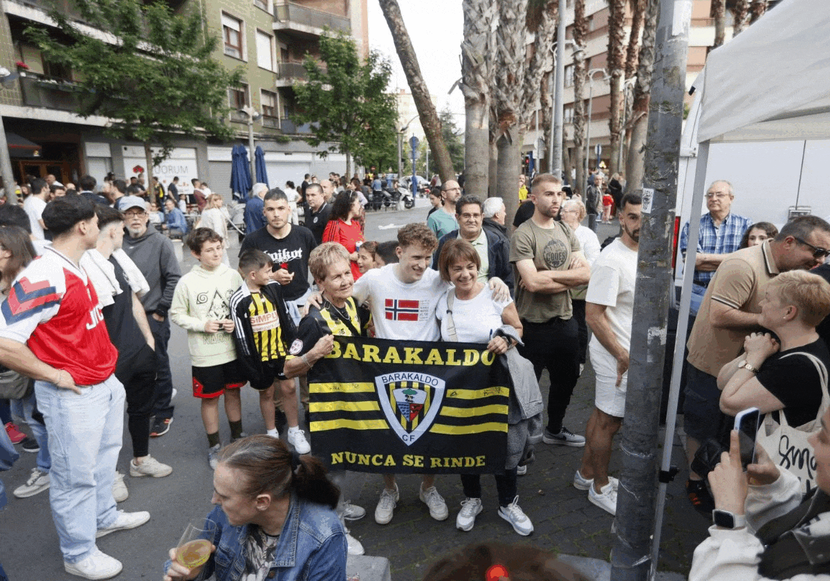 La hinchada se vuelca con el Barakaldo: «Esta afición nos da mucha fuerza»