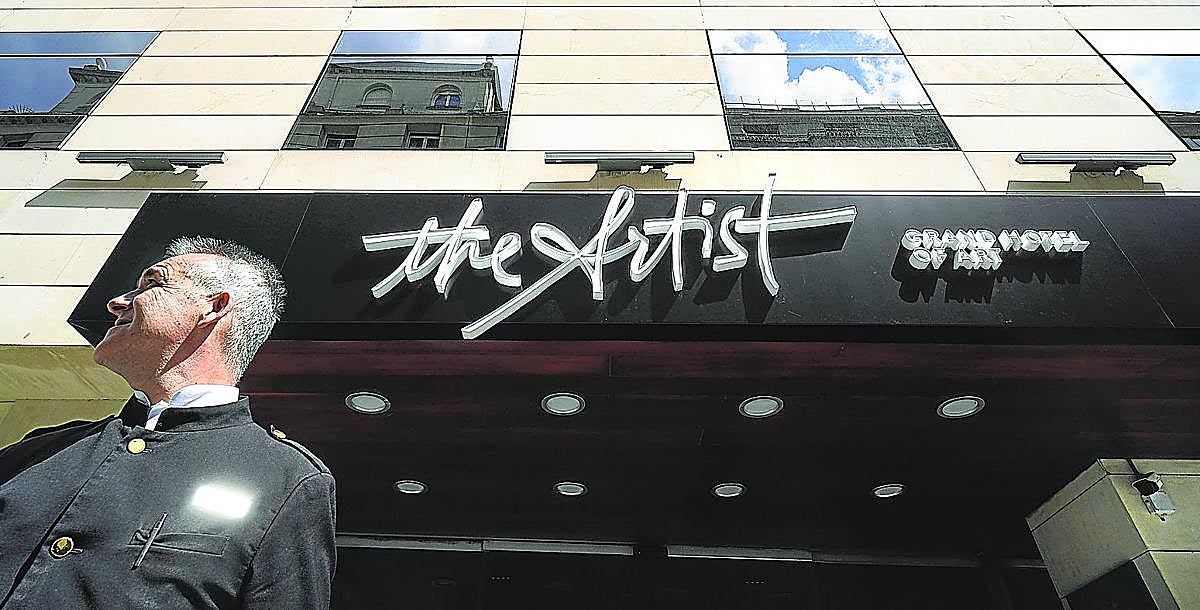 El nuevo nombre del hotel cuelga tanto de la fachada principal como en la parte trasera de Lersundi.