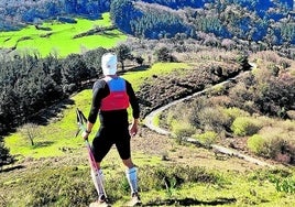 Un montañero observa desde Saratxo los montes Aldape y Gasterantz, la zona por donde pasará la línea.