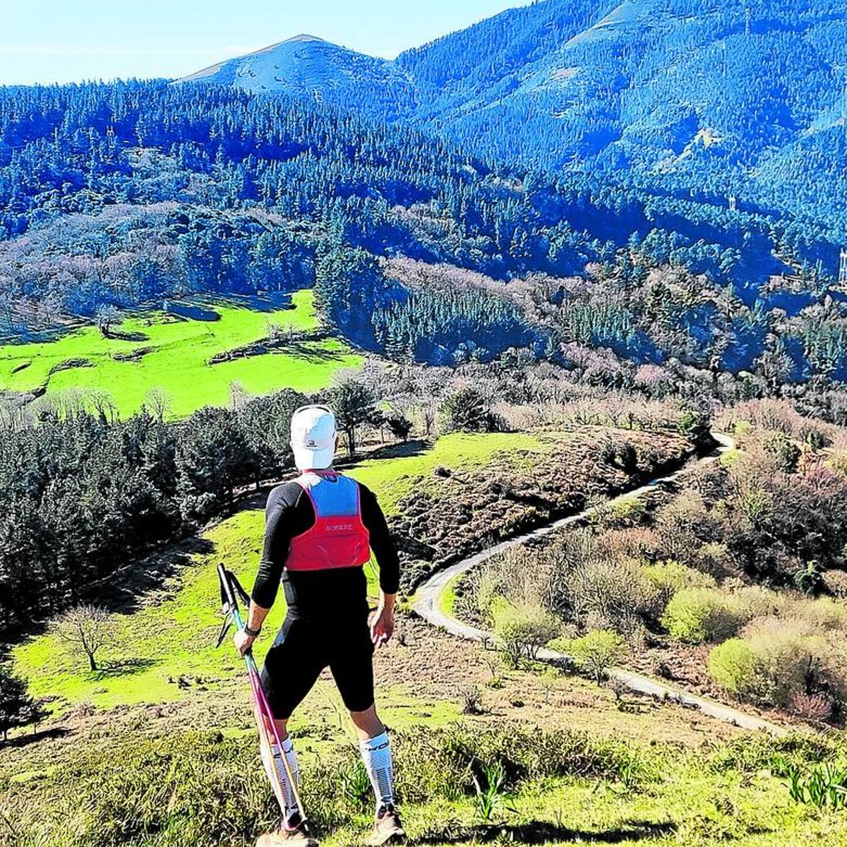 Un montañero observa desde Saratxo los montes Aldape y Gasterantz, la zona por donde pasará la línea.