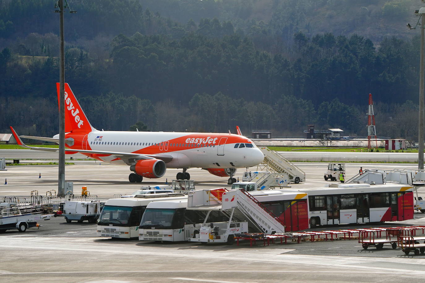 Un avión de EasyJet ajeno a esta información durante una escala en el aeropuerto de Bilbao.