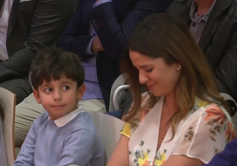 Inés Sánchez, emocionada durante la rueda de prensa de su marido.