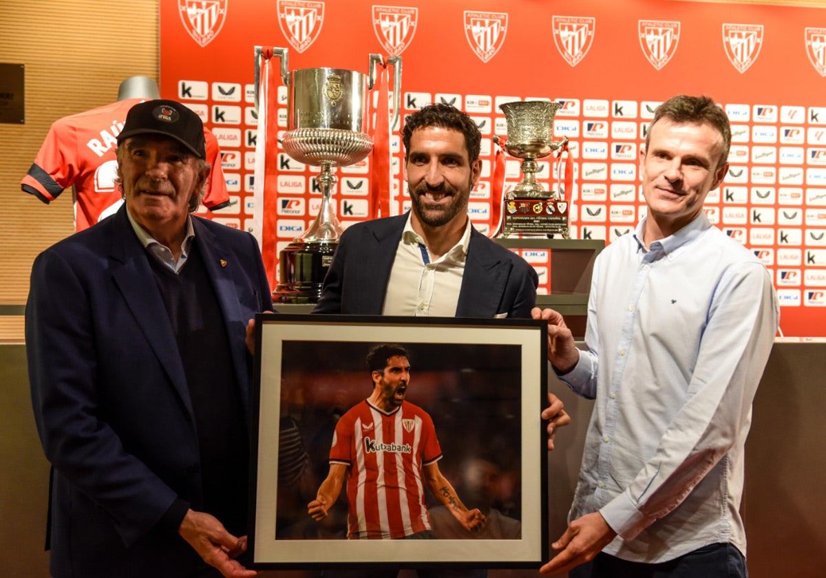 Raúl García ha disfrutado de un acto de despedida este jueves en San Mamés.