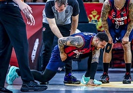 Howard se duele en el parqué del Buesa Arena.