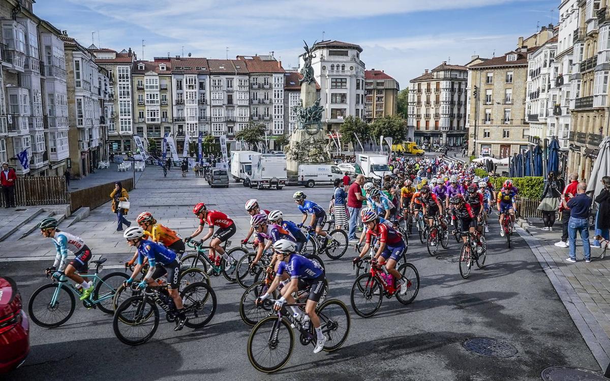 La carrera a su paso por la Virgen Blanca.