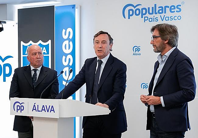 Carmelo Barrio, Rafael Hernando e Iñaki Oyarzabal, en su comparecencia.