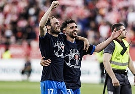Iván Martín, a la derecha, celebra la clasificación para la Champions junto a su compañero Blind.