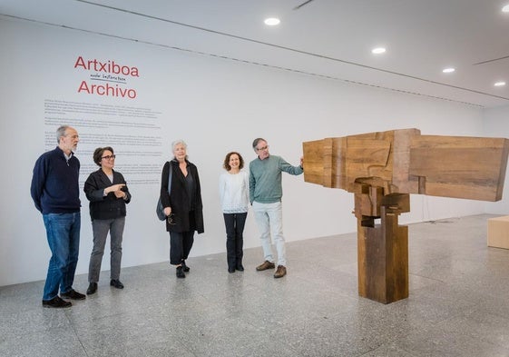 Herráez, directora de Artium, y Roseras, responsable de la Biblioteca y Centro de Documentación, junto a Jonan, Mónica y Gorka, hijos de Basterretxea.