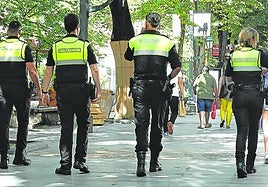 Cuatro agentes de la Policía Municipal de Bilbao patrullan a pie por el centro de la ciudad.