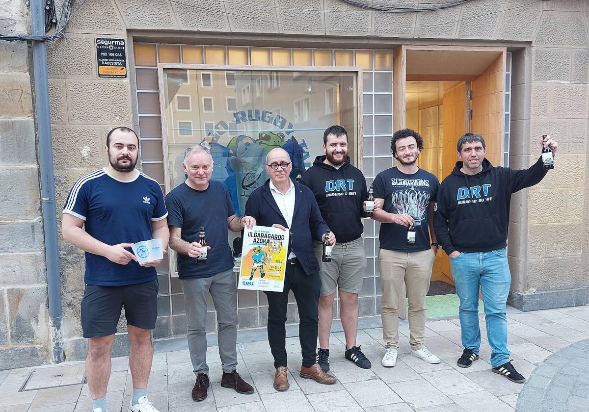 Imanol Azurmendi (DRT), Eduardo Saiz (La Salve), 'Txusmen' Azurmendi (presidente DRT) y jugadores y directivos del club presentaron el evento.