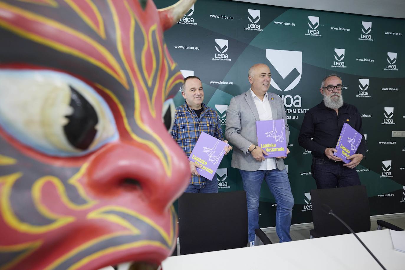 Los dos coautores de 'La identidad de un barrio y el alcalde de Leioa en la presentación del libro.
