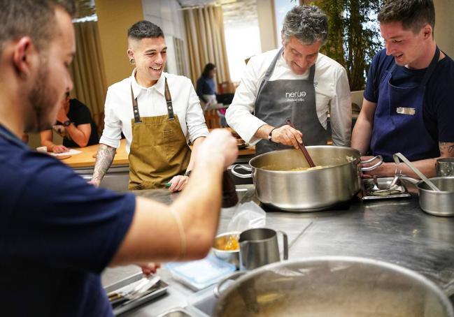 Josean Alija, cocinero del Nerua, acogió en los fogones de su restaurante a dos jóvenes chefs llamados a marcar un nuevo tiempo en la cocina vizcaína, Julen Baz (i) y Alatz Bilbao (d).