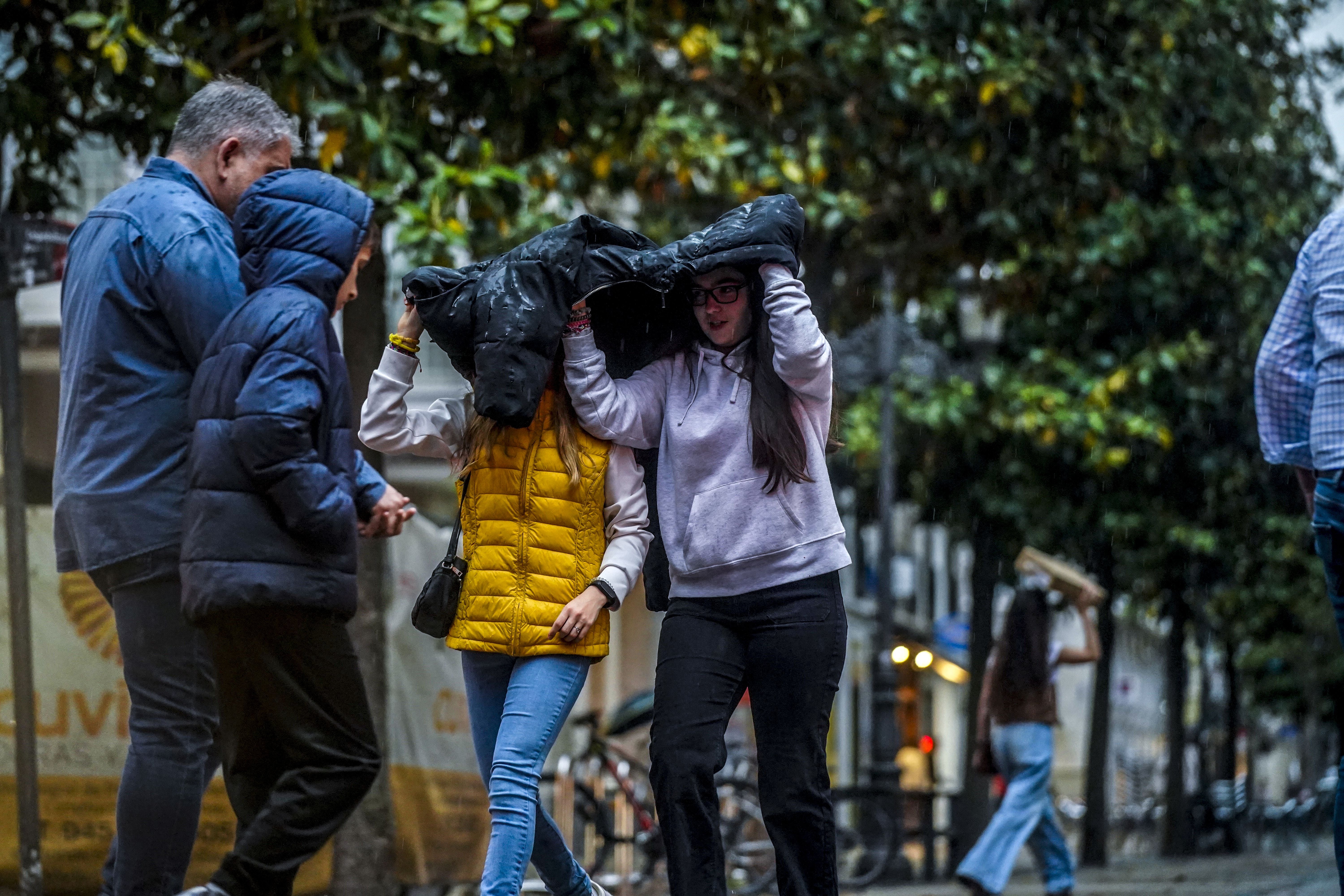 Las tormentas de este sábado en Vitoria, en imágenes
