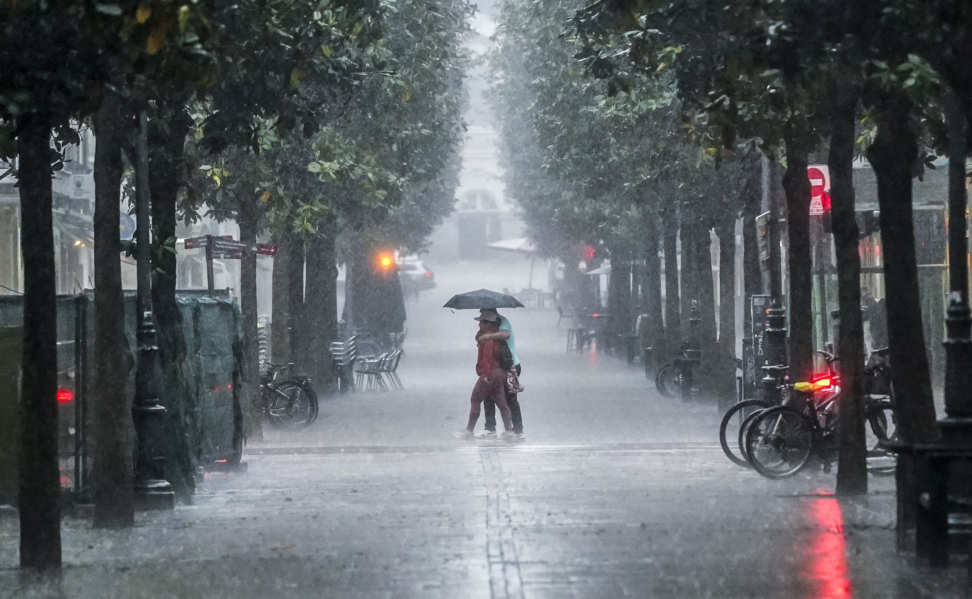 Las tormentas de este sábado en Vitoria, en imágenes