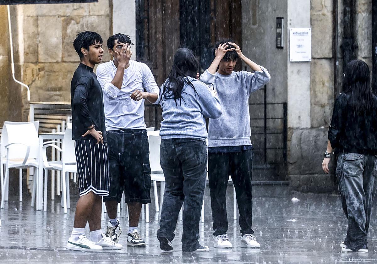 Las tormentas de este sábado en Vitoria, en imágenes