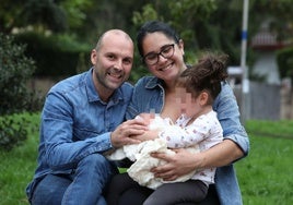 Los padres de Aimar, con el bebé y su otra hija, en una imagen tomada después del rapto.