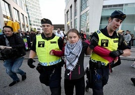 La activista climática sueca Greta Thunberg, conun pañuelo keffiyeh, detenida por la Policía durante laa manifestación pro-palestina en Malmö.