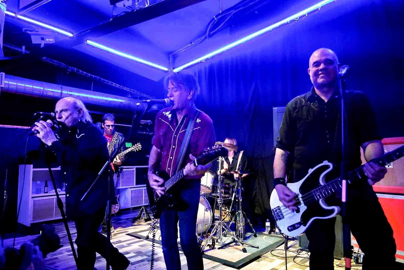 Cuatro en primera fila y el baterista en segunda.