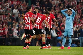 Los jugadores del Athletic celebran el empate, mientgras Arnaiz lamenta los dos puntos perdidos en el descuento.