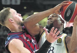 Yabusele, defendido en la imagen por Sedekerskis, es un destacado habitual en los duelos contra el Baskonia.