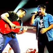 José con la guitarra y David con el micrófono.