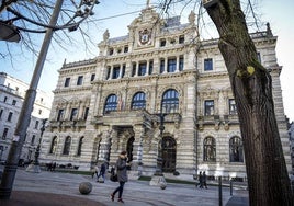 Exterior del Palacio de la Diputacion de Bizkaia en la Gran Via de Bilbao.