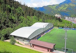 Una nueva cubierta se ha instalado en las pistas de tenis y pádel para uso de los muchos usuarios con los que cuenta este equipamiento.