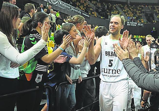 Saludos con Miribilla tras la hazaña ante el Legia.