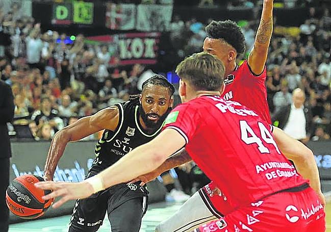 Adam Smith sortea la defensa de Thomasson y Kramer.