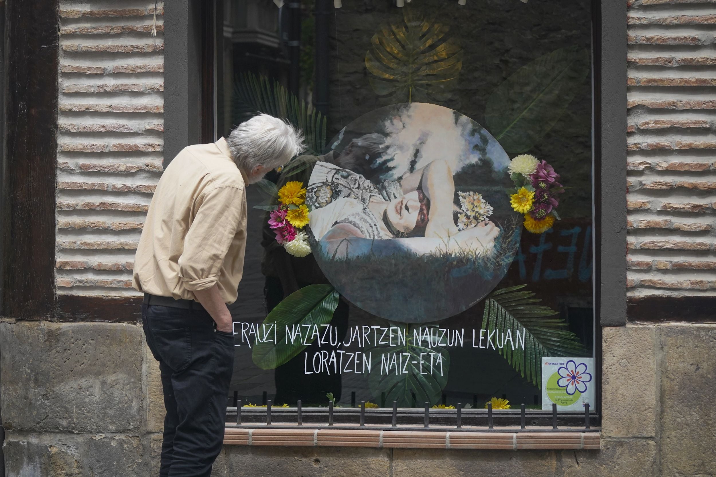 Las flores crecen en los escaparates de Vitoria