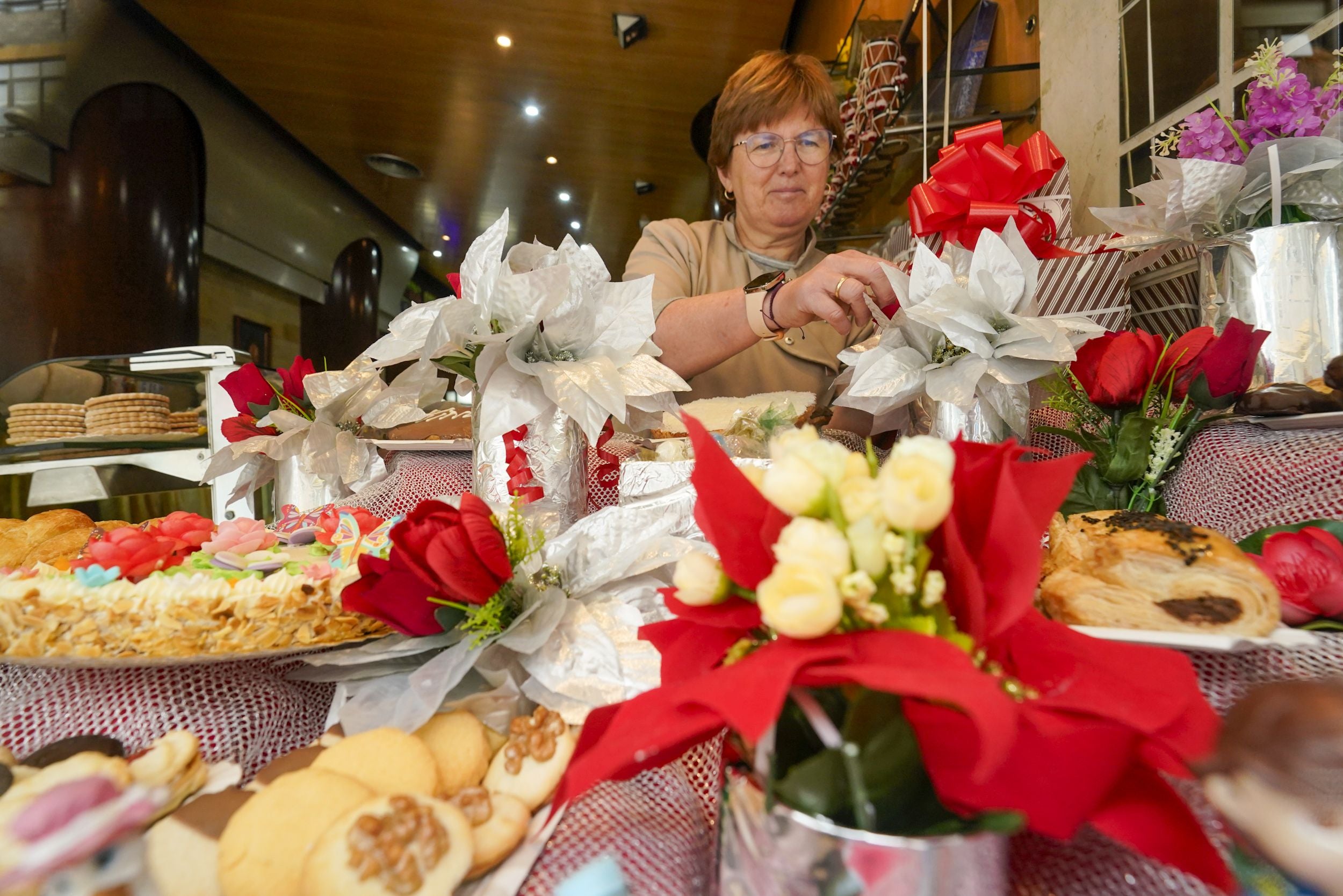 Las flores crecen en los escaparates de Vitoria